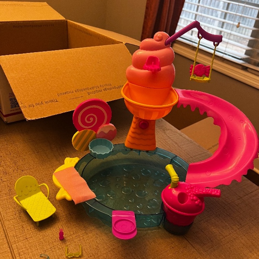polly pocket ice cream water park
 Toy Playset